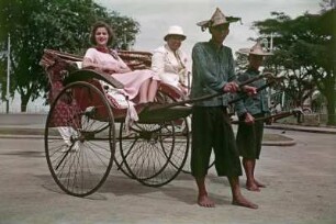 Reisefotos Asien. Rikschafahrer mit europäischen Touristen