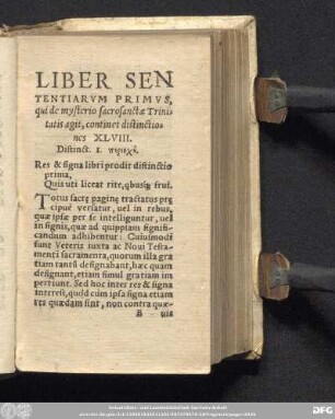 Liber Sententiarum Primus, qui de mysterio sacrosanctae Trinitatis agit, continet distinctiones XLVIII.