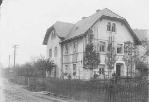 Bischheim (Haselbachtal), Dorfstraße. Wohnhaus mit Spalierobst. Straßenansicht mit Einfriedung