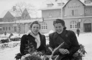Bad Wörishofen. Hochzeit von Nikolaus Grasser, Bruder des Fotografen. Zwei weibliche Hochzeitsgäste in einer Kutsche