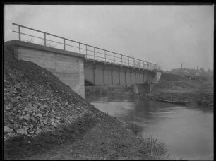 Bahnbrücke über Fluss