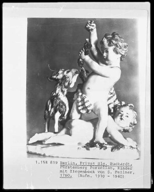 Zwei Kinder (Putti?) mit einem Ziegenbock