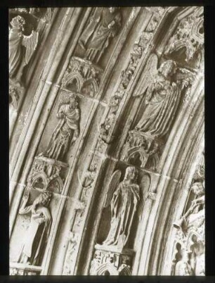 Kreuzkirche, Portal des südlichen Querschiffs