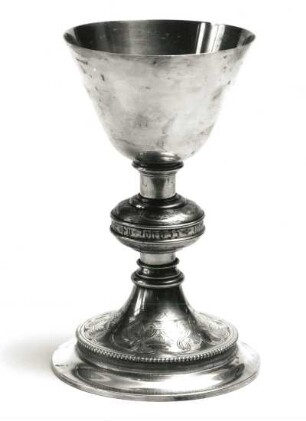 Abendmahlskelch : Kunstanstalt der Berliner Stadtmission. Abendmahlskelch. Silber, graviert; Höhe 22,8 cm. 1909. Dresden-Striesen, Versöhnungskirche
