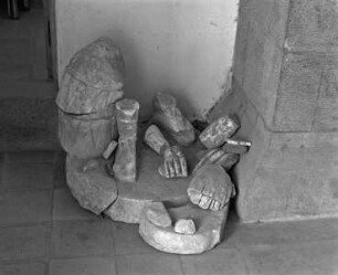 Fragmente einer Panzerstatue