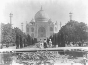 Touristen posieren am Wasserbecken vor dem Taj Mahal : Weltreisen. Agra. Touristen posieren am Wasserbecken vor dem Taj Mahal (1631-1648; U. A. Lahori, A. Fazel)