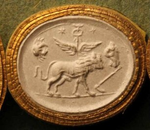 Schreitender Löwe, von Widderkopf, Krebs und Caduceus begleitet (Daktyliothek, Erstes Mythologisches Tausend)