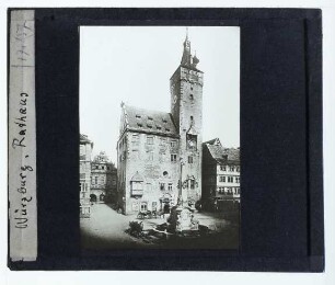Würzburg, Grafeneckartbau (Rathaus),Würzburg, Vierröhrenbrunnen