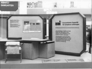 Leipziger Herbstmesse , 1984. Schreibtisch vor Aufsteller für VMI-Möbel