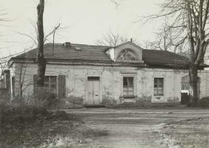 Dresden-Neustadt, Bautzner Straße 96. Marcolinische Meierei. Westliches Torhaus (1795/1796) mit Relief