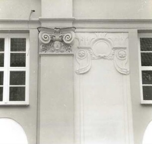 Cottbus, Sandower-Straße 54. Ehem. Syndikatshaus (1698, M. 18. Jh., Bayrische Vereinsbank). Pilasterkapitell und Ornamentspiegel (Portalachse)