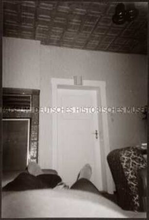 Zimmer aus der Position eines Liegenden fotografiert (Sonderthema: Langeweile)