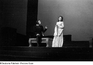 Szenenbilder aus dem Stück "Hamlet" von William Shakespeare am Deutschen Theater Berlin : Szene mit Horst Caspar als Hamlet (links) und Agathe Poschmann als Ophelia (rechts)