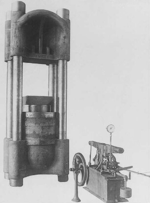 Schwere hydraulische Presse : Technikgeschichte | Industrie und Technik | Schmieden und Schmiede-Einrichtungen