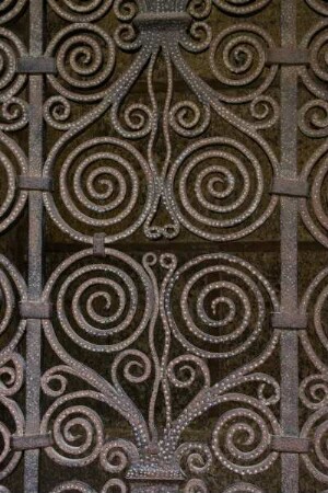 Frankreich. Auvergne. Haute Loire. Le Puy en Velay. Cathedrale Notre Dame. Romanischer Stil. UNESCO Weltkulturerbe. Cloitre. Kreuzgang. Romanisches Gitter. Detail