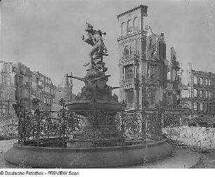 Gänsediebbrunnen : Dresden. Gänsediebbrunnen gegen die Ruinen am Ferdinandplatz