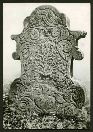 alter Friedhof. Rückseite eines Grabsteines. Siehe auch 463-64-65
