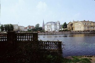 Schwerin. Blick von der Schloßinsel zum Theater und zum Museum