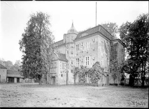 Berlin, Jagdschloss Grunewald, Schloss mit Geweihen im Sommer.