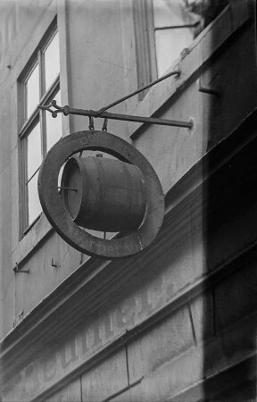Dresden, Fischhofplatz 12. Ausleger einer Dresdner Gesellenherberge, der der Böttcher