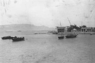 Blick auf Sues : Blick vom Schiff aus auf zwei Häuser der Stadt Sues sowie davor gelagerten Fischerbooten.