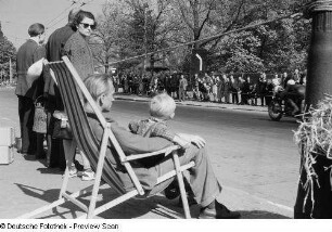 Zuschauer am Rand der Piste beim 6. Leipziger Stadtparkrennen