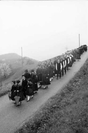 Kirnbach: Trachtenzug am Berg
