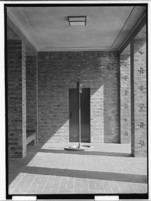 Krematorium: Vorraum mit Säulenplastik : SchumacherWV Nr. 280