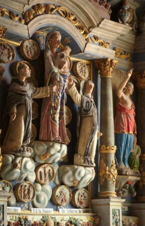 Frankreich. Bretagne. Finistere. Saint Nic. Kirche innen. Rosenkranz Altar