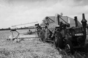 Mähdrescher MDB mit Traktor Lanz