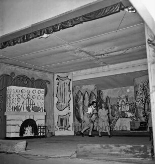 Weihnachtsmärchen: Hotel Oldesloer Hof: Saal: "Aschenputtel": Aufführung von Städtischem Musikkreis: Bühne: Szenenbild: Schauspielerpaar, 21. Dezember 1956