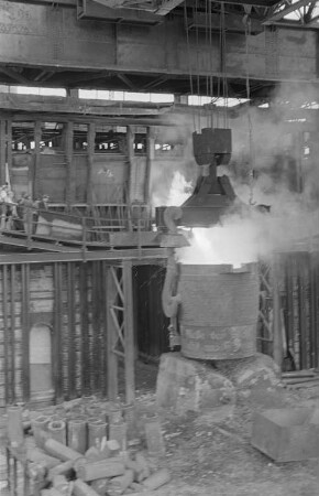 Reportage: VEB Stahl- und Walzwerk Brandenburg : Stahlabstich