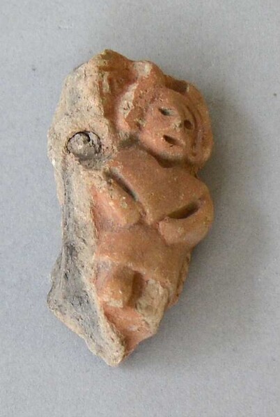 Figurine en argile (fragment de récipient)