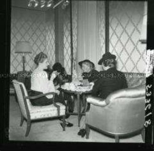 Tee-Empfang bei Reichspropagandaminister Goebbels und dessen Frau Madga während des internationalen Frauentreffens