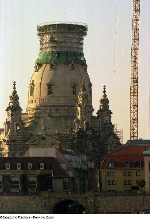 Frauenkirche : Frauenkirche mit eingerüsteter Laterne. Blick vom Neustädter Ufer gegen Brühlsche Terrasse mit Einmündung Münzgasse in das Terrassenufer
