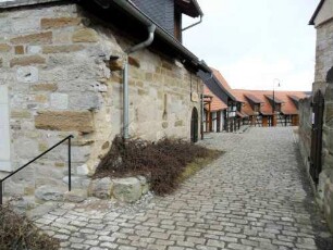 Evangelische Pfarrkirche - Kirchhof im Südwesten mit ehemaligen Torhaus (Maueransätze des Außen- und Innentors (dazwischen einst Torkammer) erkennbar