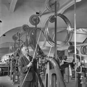 Mann mit aufgerollten Sägeblattern bei Borgward