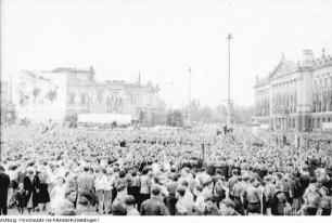 Leipzig. 4. Parlament der Freien Deutschen Jugend (FDJ). Aufmarsch, Massendemonstration in der Innenstadt, Pfingsten 1952