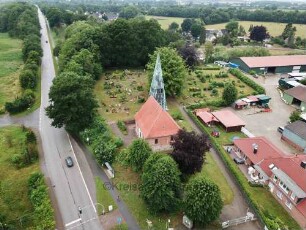 Hamberge: Luftbild Richtung Westen: links Bundesstraße 75 (Hamburger Straße), mittig Kirche, dahinter Friedhof, rechts Wohnhäuser