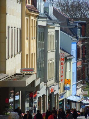 Hof - Geschäftsstraße : Geschäftsstraße in Hanglage. Aufgenommen am 28. März 2012 in der Innenstadt von Hof