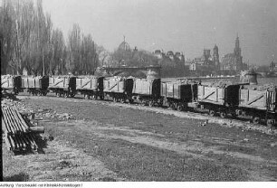 Dresden, u.a. Biergarten an der Augustusbrücke - Elbufer - Dr.-Rudolf-Friedrichs-Brücke (Carolabrücke), Vorbereitungen zum Neubau - Trümmerbahn - Neustädter Markt - Semperoper, April 1952