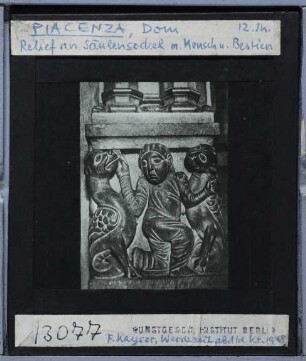Piacenza, Kathedrale : Relief an Säulensockel (Mensch und Bestien)
