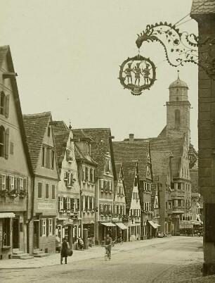 Dinkelsbühl, Segringer Straße mit St. Georgskirche