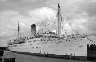 Bremerhaven: Schiff "Columbia", Greek-Line, in der Schleuse