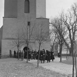 Kirchgängerinnen in Schleifer Tracht in Schleife. : Kemšerki w Slepjanskej drasće w Slepom.