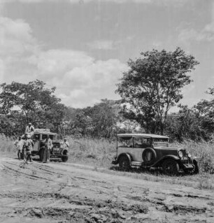 Fahrzeuge : Die beiden Fahrzeuge der Kayser-Expedition mit Expeditionsteilnehmern