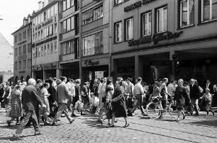 Freiburg: Fußgänger überqueren die Kaiser-Joseph-Straße