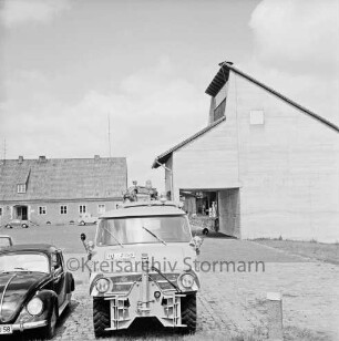 A 1: Autobahnmeisterei Rethwischfeld: vorne Fahrzeuge, rechts das Streusilo, links ein weiteres Gebäude