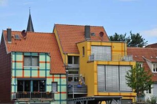 Quedlinburg - Neubauten in der Schmalen Straße : Rückseitenansicht von Neubauten in der Schmalen Straße mit ungewöhnlichem Farbanstrich. Aufgenommen am 15. Juli 2012 in Quedlinburg