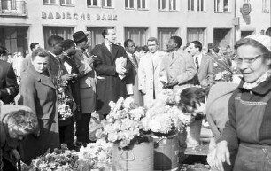 Freiburg: afrikanische Intellektuelle; Gruppe auf dem Bauernmarkt vor dem Münster